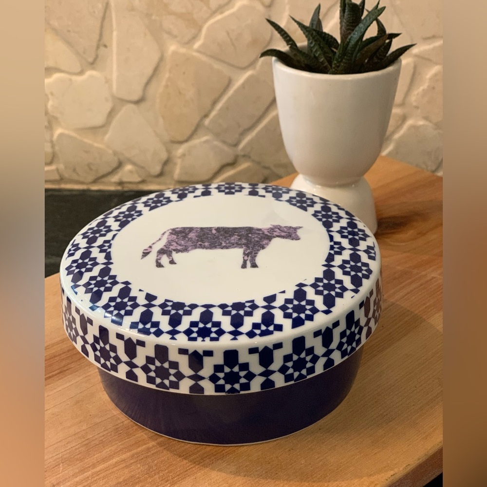 MASTER CLASS ARTESA | Porcelain Brie Baker | Blue & White w/ Cow Motif